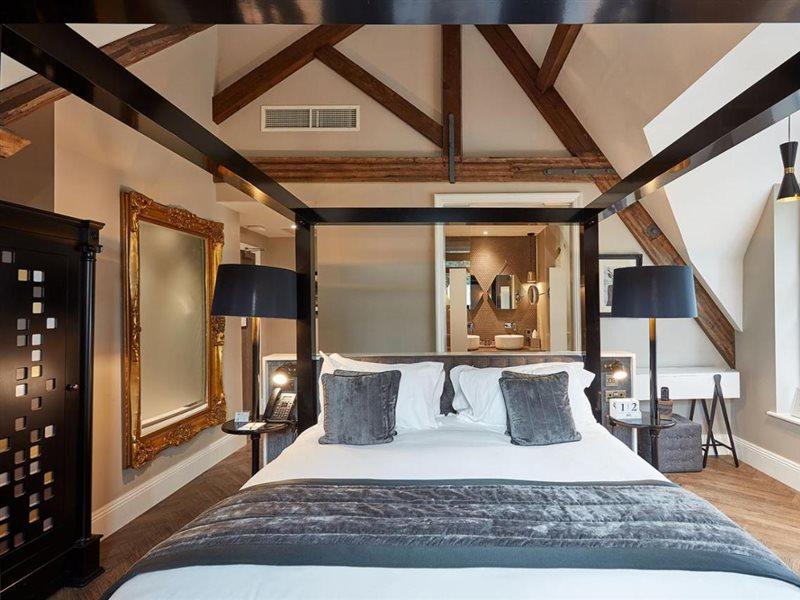 Oddfellows On The Park Cheadle  Exterior foto A bedroom at the hotel