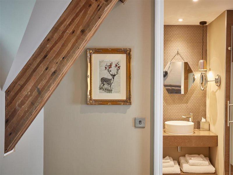 Oddfellows On The Park Cheadle  Exterior foto A bathroom at The Swan