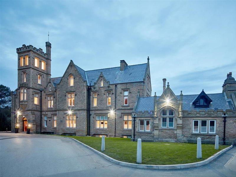 Oddfellows On The Park Cheadle  Exterior foto The former school buildings at night