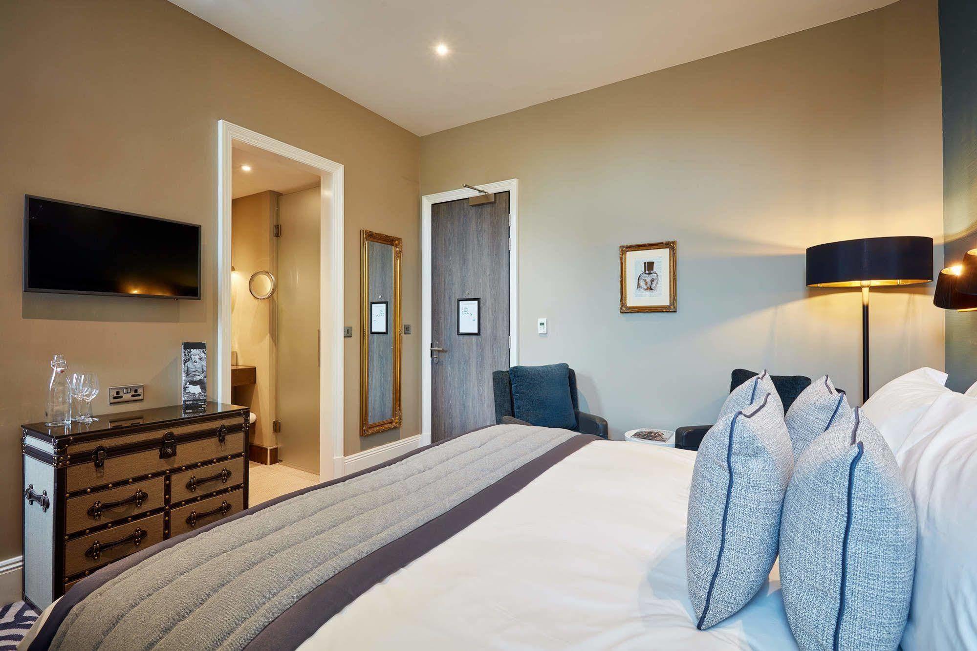 Oddfellows On The Park Cheadle  Exterior foto A bedroom at The Old Bank Hotel